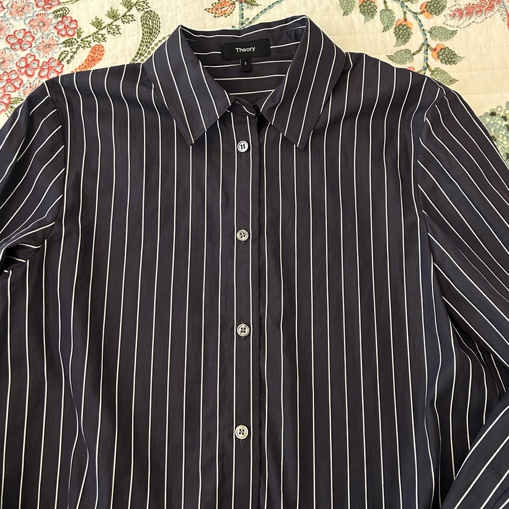 Theory Cropped Button Down Top - Picture 4 of 8